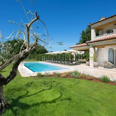 Beautiful Nevia With Pool In Villa