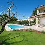 Beautiful Nevia With Pool In Kanfanar