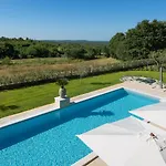 Beautiful Nevia With Pool In Βίλα Kanfanar
