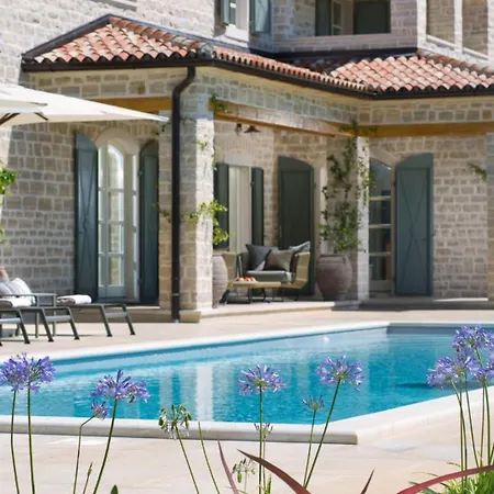 Beautiful Nevia With Pool In