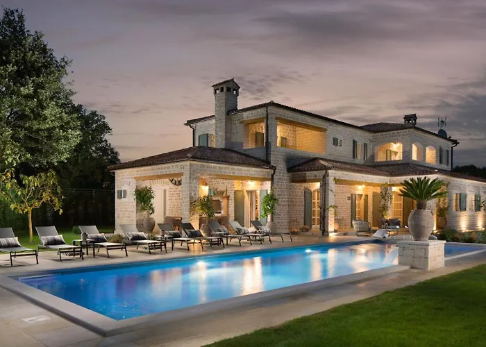 Beautiful Nevia With Pool In
