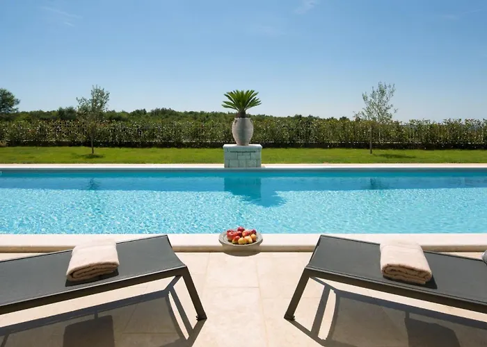 Villa Beautiful Nevia With Pool In