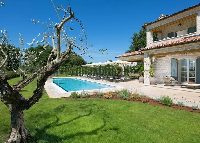 Beautiful Nevia With Pool In Kanfanar