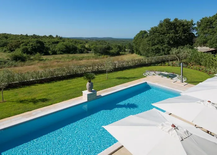 Beautiful Nevia With Pool In Villa Kanfanar